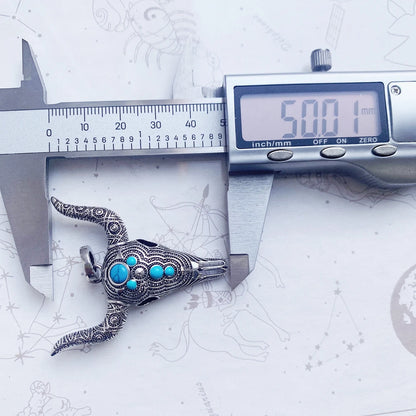 Seitliche Ansicht Stierkopf-Anhänger aus Sterlingsilber mit türkisfarbenen Steinen