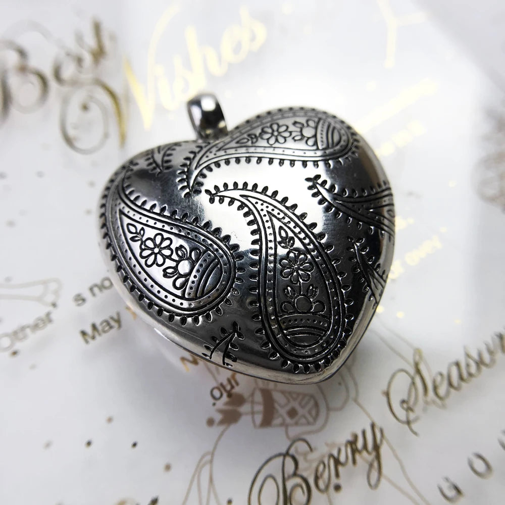Herz-Medaillon-Anhänger aus 925 Sterling Silber mit dunklem Relief und Paisley-Ornamenten
