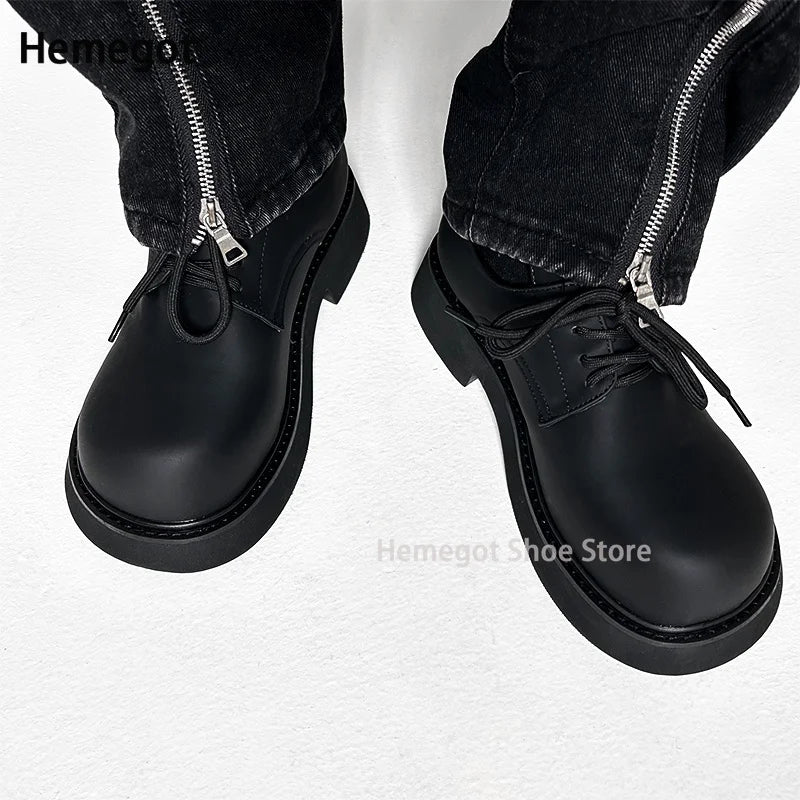 Schwarze Schnürstiefel mit Reißverschluss, dicke Sohle, Detail an der Kappe