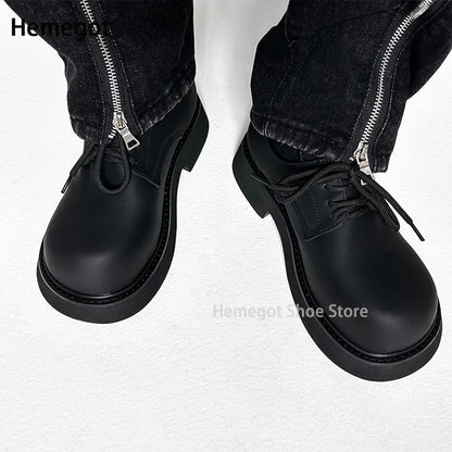 Schwarze Schnürstiefel mit Reißverschluss, dicke Sohle, Detail an der Kappe