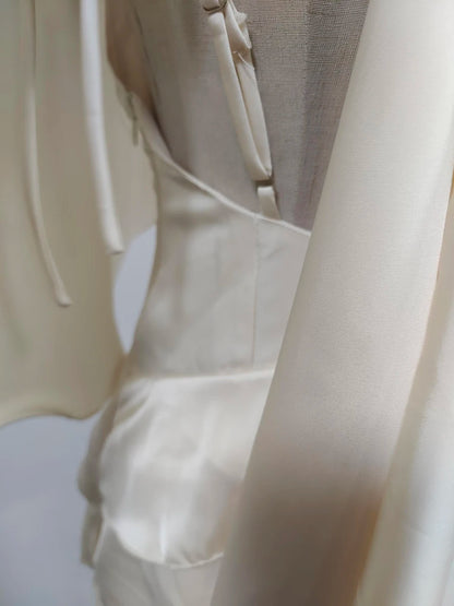 Elegantes Damen-Midikleid mit schulterfreiem Design, langen Ärmeln und Perlen-Patchwork – figurbetont und luxuriös.