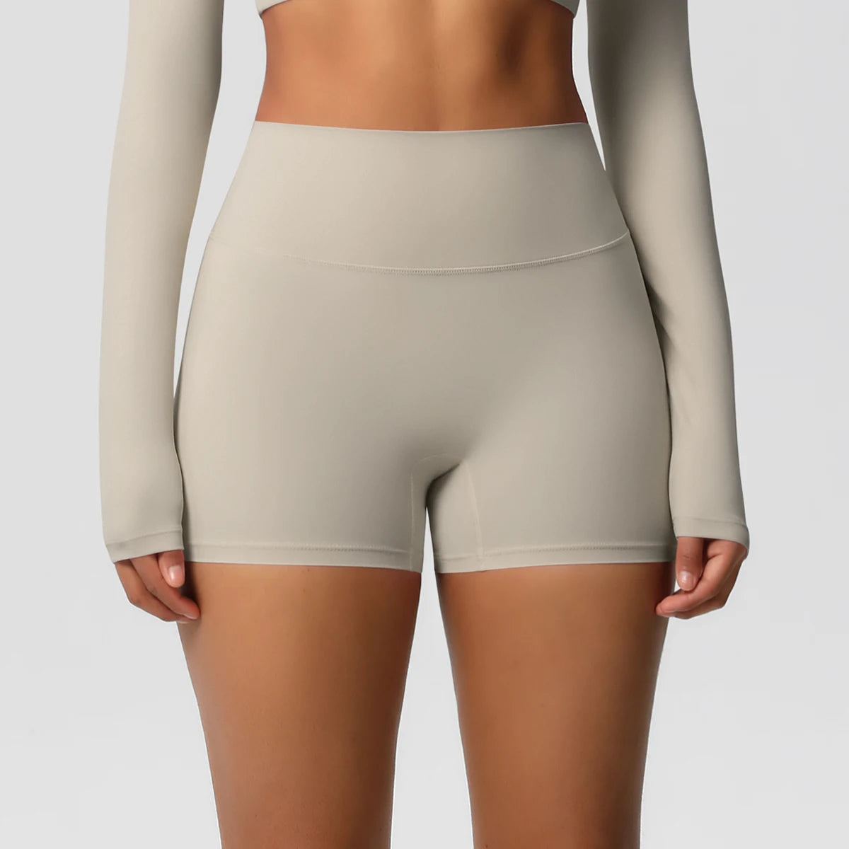 Yoga-Shorts mit Push-Up-Effekt, hellgrau, Frontansicht, glattes Material