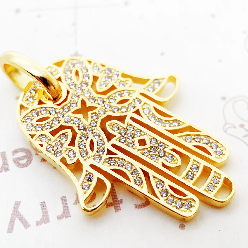 Goldfarbener Hand-von-Fatima-Anhänger mit Strasssteinen, Nahaufnahme von vorne