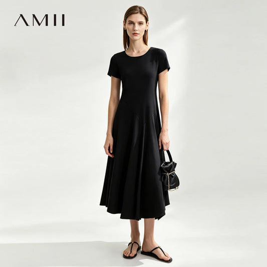 Schwarzes Midikleid mit kurzen Ärmeln und ausgestelltem Rock, figurnahe Passform