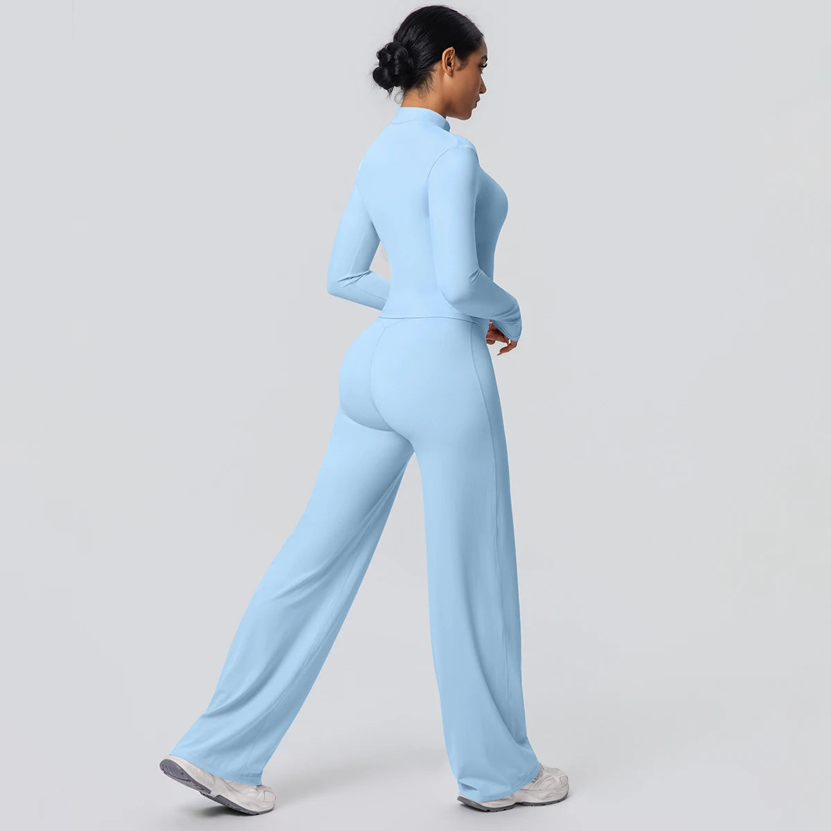 2-teiliges Yoga-Set in Hellblau von der Seite: Langarm-Top mit Reißverschluss, Hose