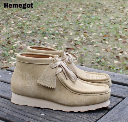 Herren-Sneaker-Boots aus beigem Veloursleder mit Schnürung und dicker Gummisohle