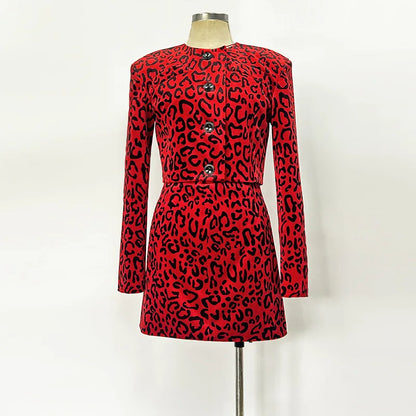 Elegantes ärmelloses Damen-Kleid mit Halterneck und Patchwork-Falten-Design – figurbetont und stilvoll.