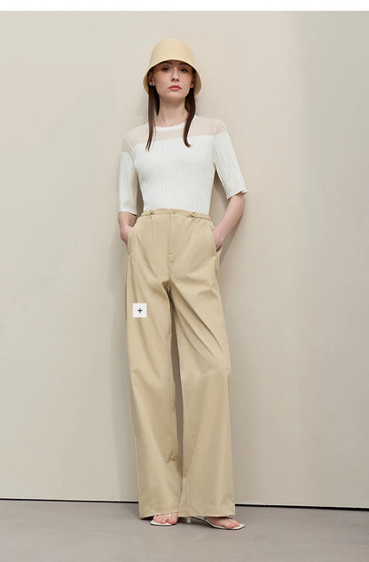 Cremefarbenes Stricktop mit Rundhalsausschnitt, Kurzarm und leicht transparentem Mesh-Einsatz