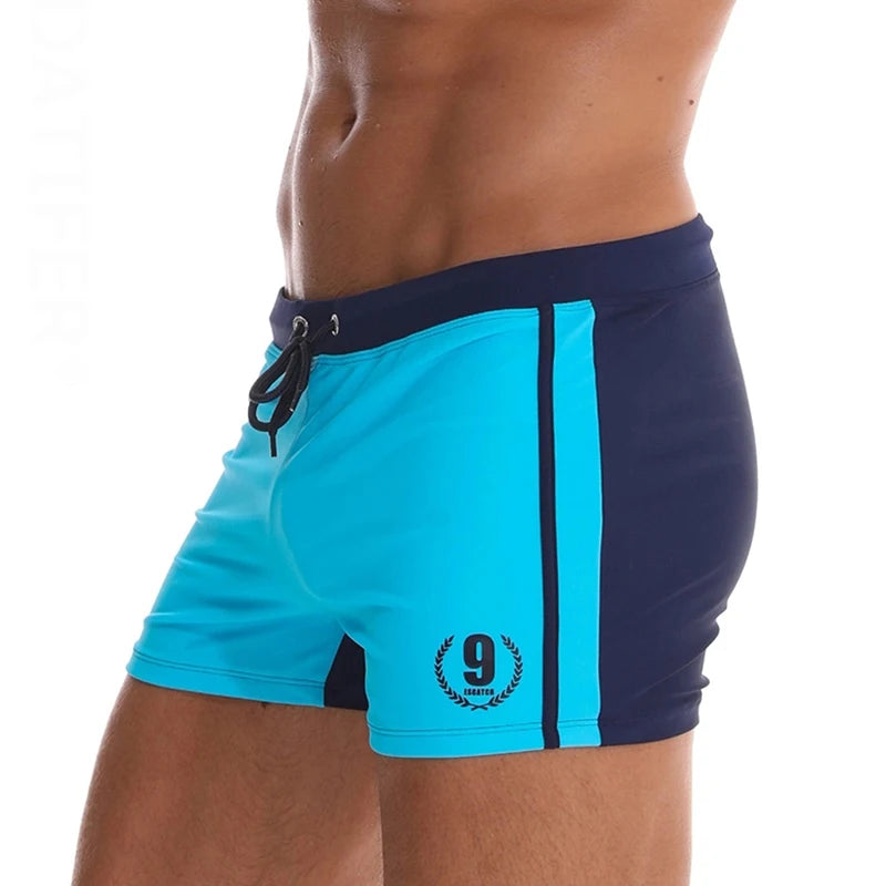 Kurze Herren-Badeshorts in Hellblau mit dunkelblauen Einsätzen und Kordel