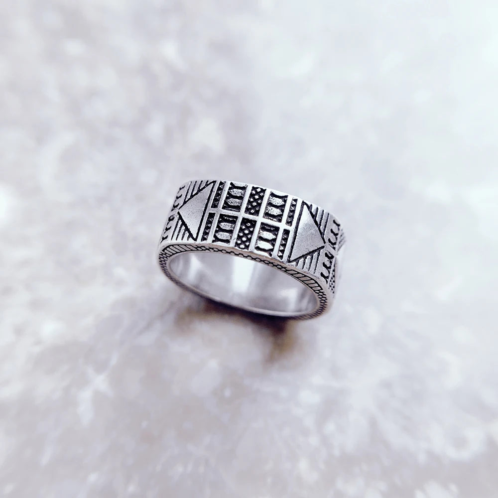 Rhodinierter 925-Sterlingsilberring, breites Band mit geometrischem Ethno-Muster