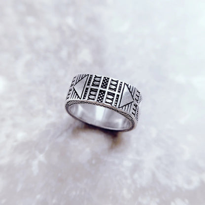 Rhodinierter 925-Sterlingsilberring, breites Band mit geometrischem Ethno-Muster