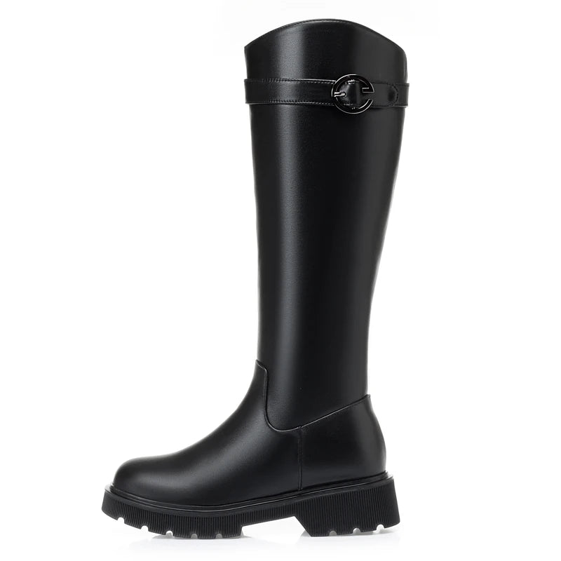 Schwarzer langer Damenstiefel mit Schnallenriemen am Schaft und Profilsohle