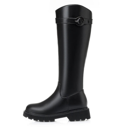 Schwarzer langer Damenstiefel mit Schnallenriemen am Schaft und Profilsohle