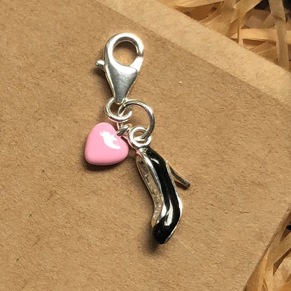 Rosa Herz- und Highheel-Charme am Karabiner, glänzende Metalloberfläche
