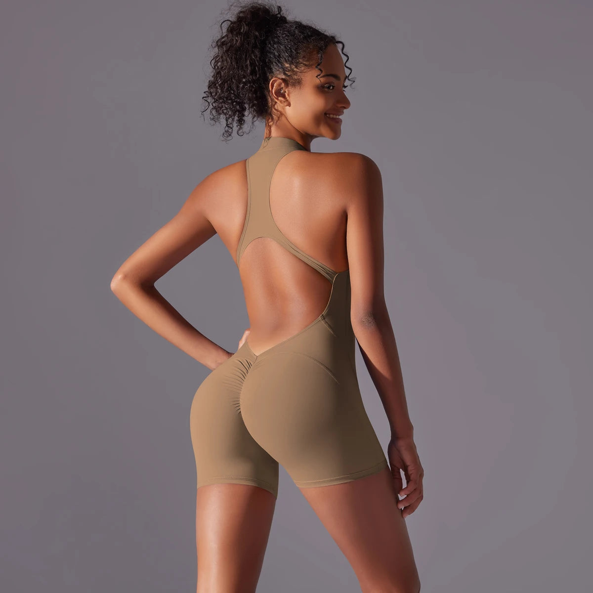Sport-Body mit kurzem Bein, beige, ärmellos, offene Rückenpartie und gekreuzter Träger