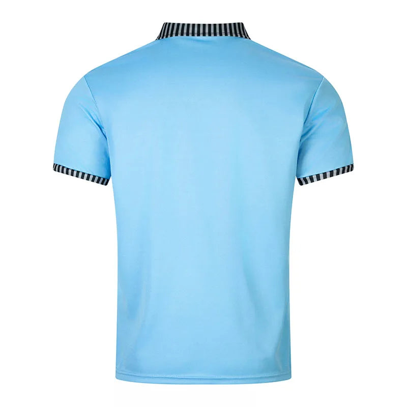 Leichtes Herren-Poloshirt aus Eisseide mit kurzem Ärmel und Reverskragen – ideal für den Sommer im Büro.