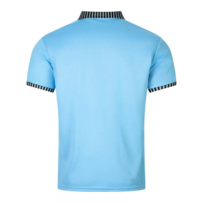 Leichtes Herren-Poloshirt aus Eisseide mit kurzem Ärmel und Reverskragen – ideal für den Sommer im Büro.