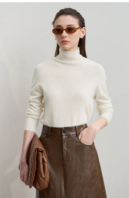 Damenpullover mit Rollkragen in Creme/Weiß, langarm; Modell trägt dazu braune Rock-Looks
