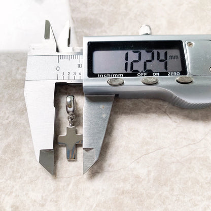 Kreuz-Anhänger silber, Vermessung mit Messschieber und digitaler Anzeige, Kreuzform