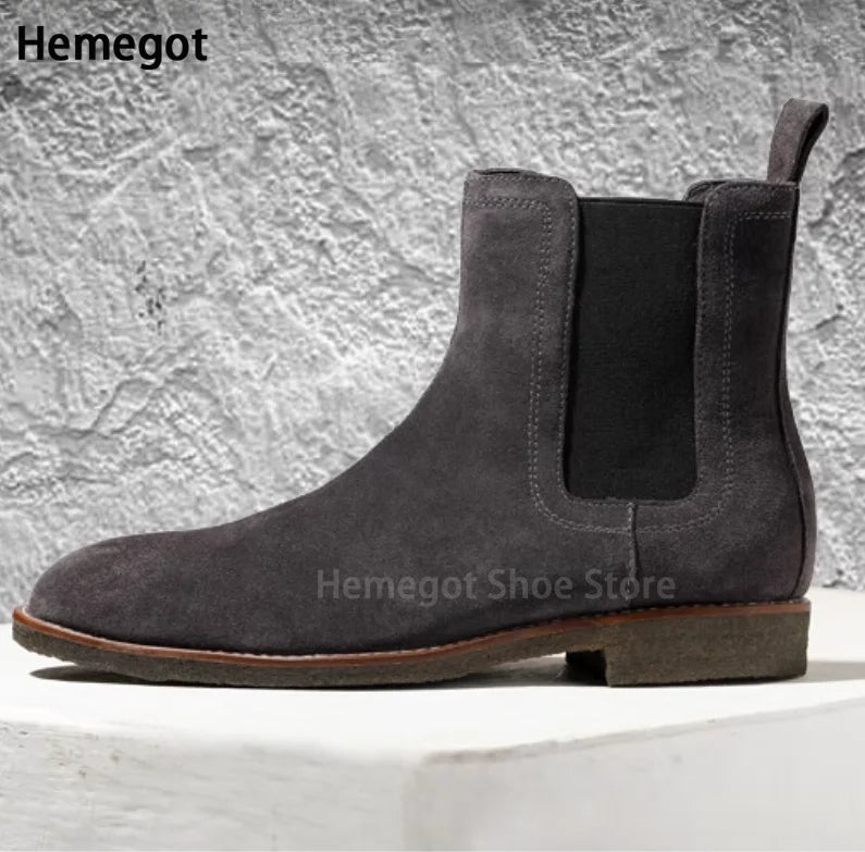 Herren-Chelsea-Boot aus Wildlederoptik, dunkelgrau, elastischer Seitenbereich, braune Laufsohle