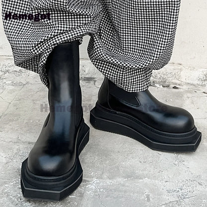 Schwarze Chelsea-Boots am Fuß mit elastischem Einsatz und dicker Profilsohle