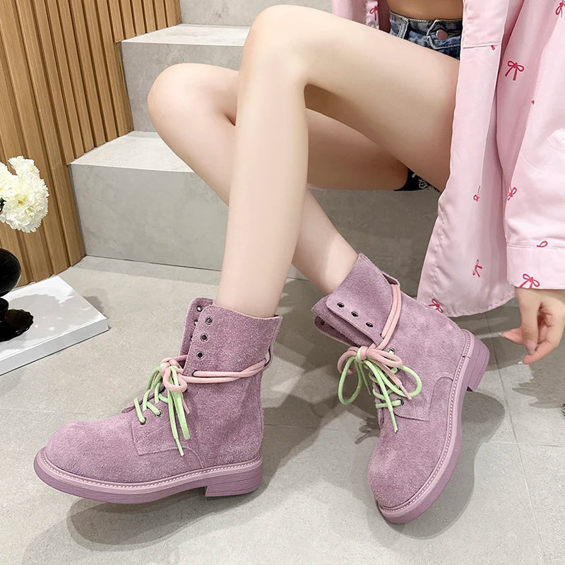 Knöchel-Boots aus Wildleder, mauve, Schnürung mit grünen Bändern, Riemen mit Nieten