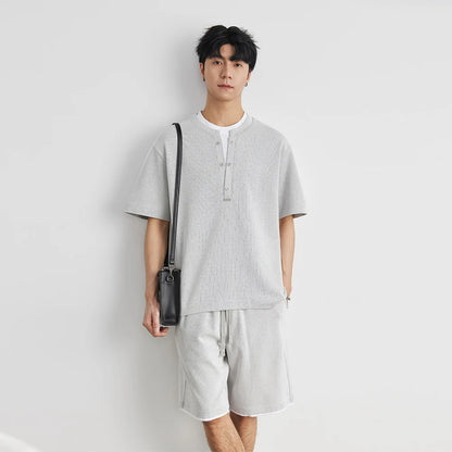 Herren Sport Anzug mit Henry Kragen und lockeren Shorts für den Sommer