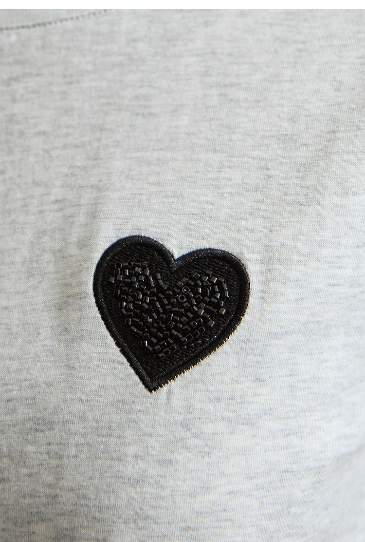 Damen T-Shirt im minimalistischen Stil mit bestickten Liebesperlen für den Sommer