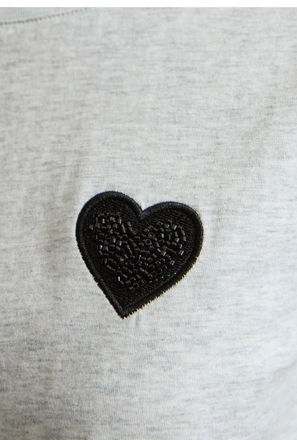 Damen T-Shirt im minimalistischen Stil mit bestickten Liebesperlen für den Sommer