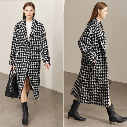 Damen Wollmantel aus luxuriöser Wollmischung mit langem Revers und Karomuster