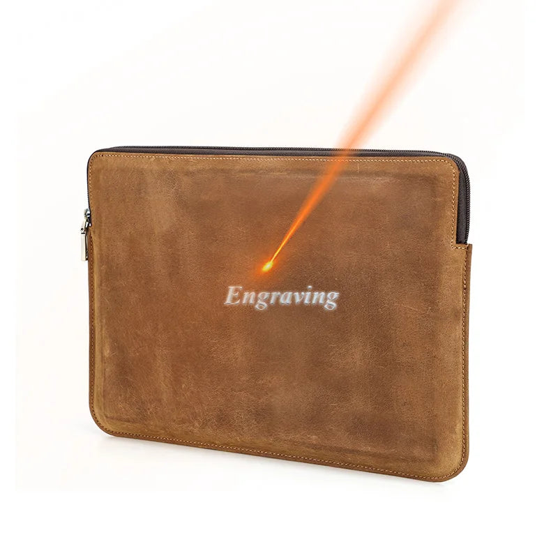 Cognacfarbene Ledertasche mit Reißverschluss und Gravur „Engraving“