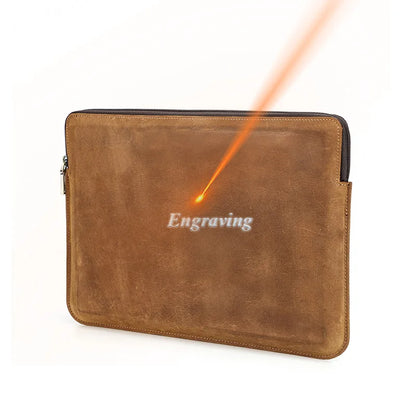 Cognacfarbene Ledertasche mit Reißverschluss und Gravur „Engraving“