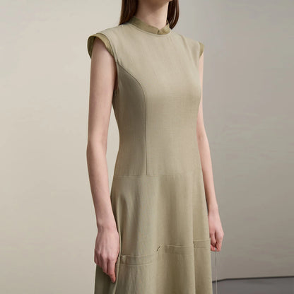 Olivfarbenes ärmelloses Damenkleid mit Stehkragen und Teilungsnaht im Taillenbereich