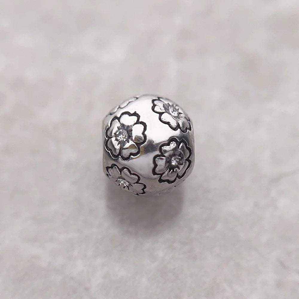 Silberne Charm-Perle mit Sakura-Blütenmuster, rund