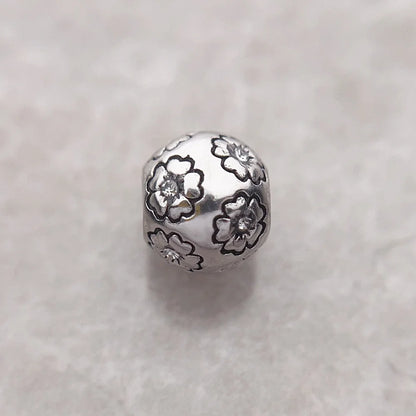 Silberne Charm-Perle mit Sakura-Blütenmuster, rund