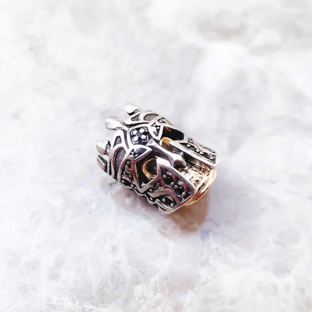 925-Sterlingsilber Charm mit Ritterhelm-Motiv, Gold-Innenbereich und Reliefverzierungen