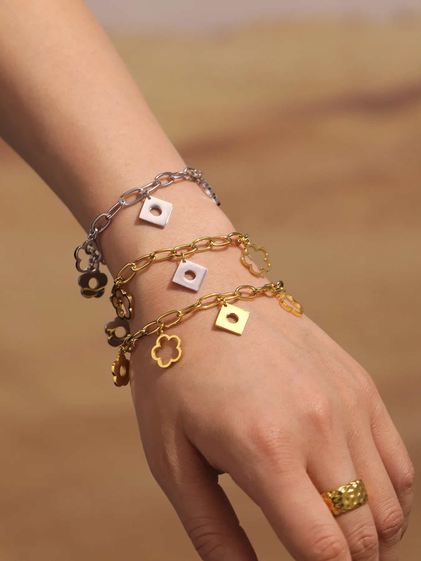 Damen-Charm-Armband mit Blumenmotiv aus Edelstahl