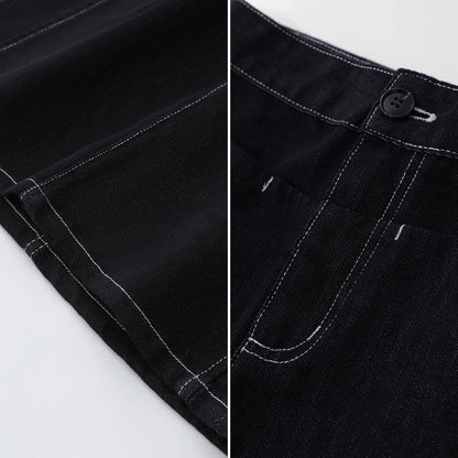 Nahaufnahme: Dunkler Denimrock mit Taschen, Ziernähten und Knopf am Bund