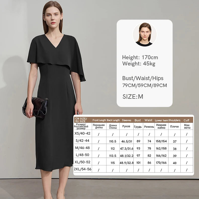 Asymmetrisches Sommerkleid in Schwarz mit V-Ausschnitt und kurzen Flügelärmeln, Midi-Länge.