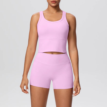 Damen-Yoga-Set in Rosa: ärmelloses Croptop und kurze Leggings mit Midriff-Ausschnitt.