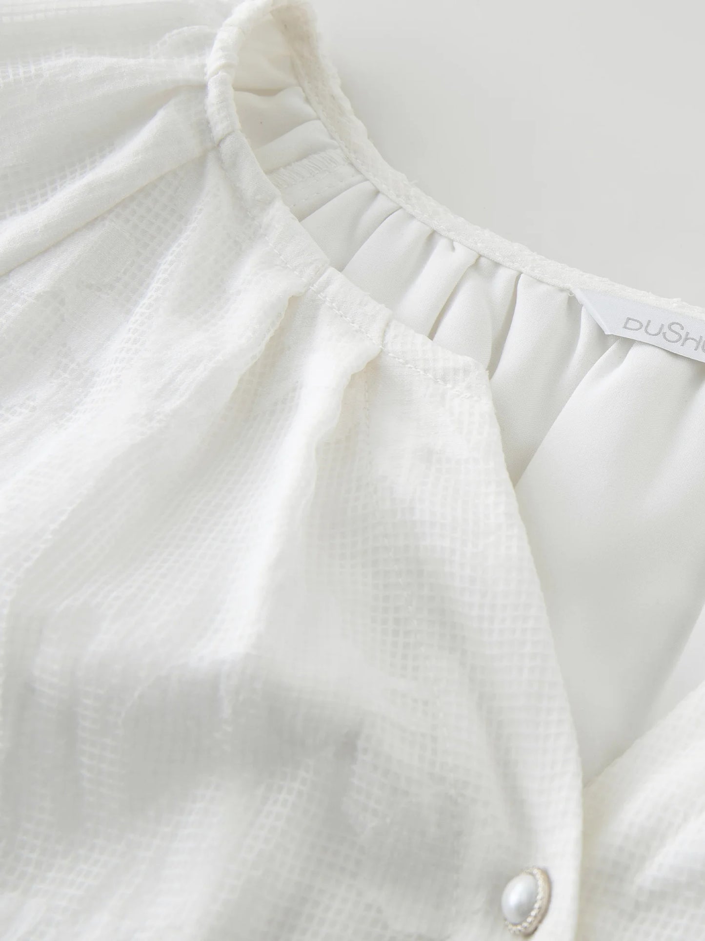 Kurzärmeliges Damen-T-Shirt im minimalistischen Stil mit Stickerei – vielseitig und modisch für den Sommer.