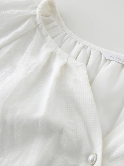 Kurzärmeliges Damen-T-Shirt im minimalistischen Stil mit Stickerei – vielseitig und modisch für den Sommer.