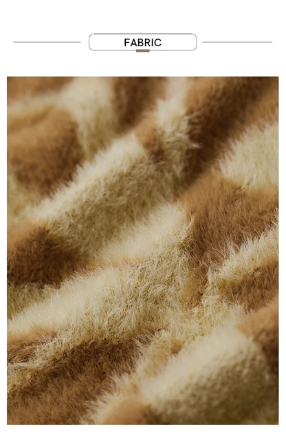Flauschiger Jacquardstoff mit beigen und braunen Querstreifen