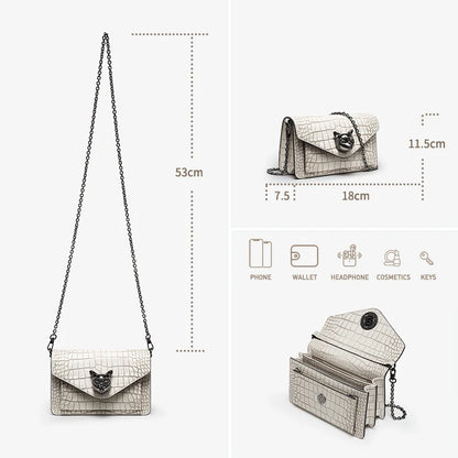 Echtleder-Crossbody-Clutch in Chalk mit Kettenriemen, Maßen und Einsteckfächern