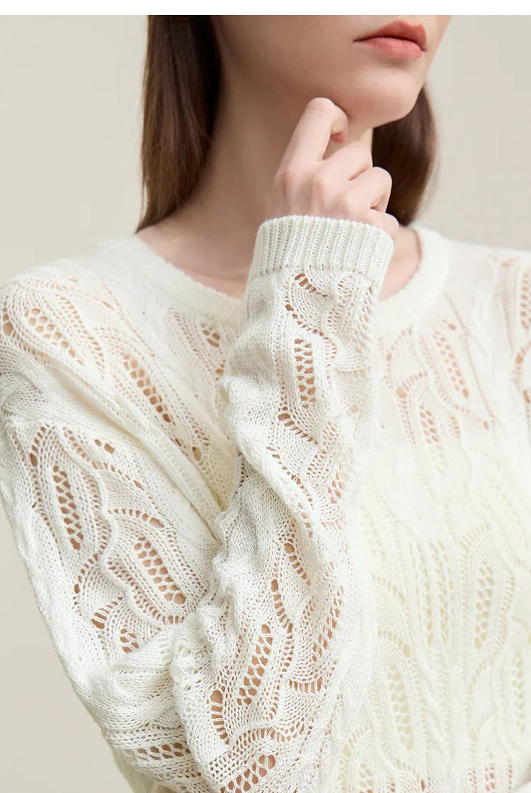 Cremefarbener Strickpullover mit Rundhals und Lochmusterstruktur am Oberteil