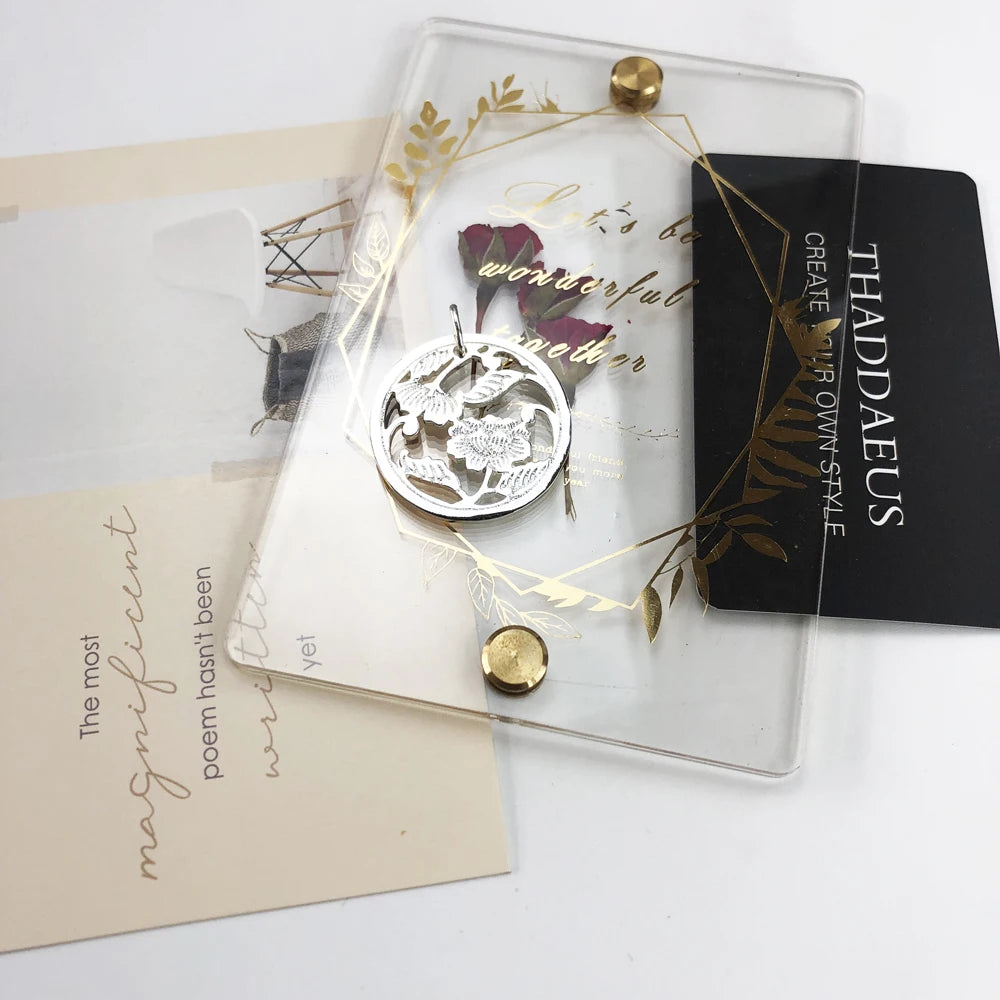 Sterlingsilber-Anhänger mit Blumenrelief im Schmuck-Set mit THADAEUS Karte