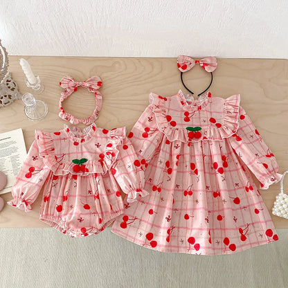 Mädchen Bodysuit mit niedlichem Kirschdruck für kleine Schwestern im Herbst