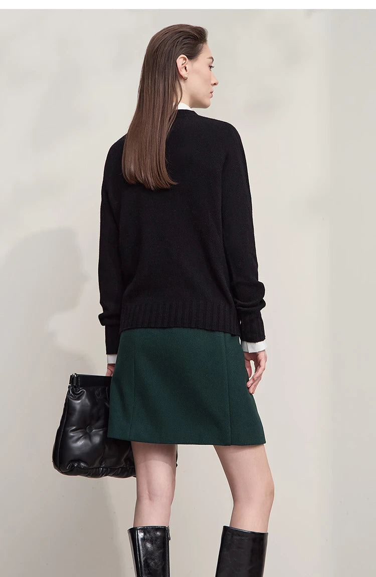 Wollpullover in Schwarz, Rundhals, lange Ärmel, gerippter Saum, hinten leicht weiter Schnitt
