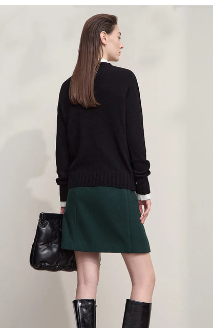 Wollpullover in Schwarz, Rundhals, lange Ärmel, gerippter Saum, hinten leicht weiter Schnitt