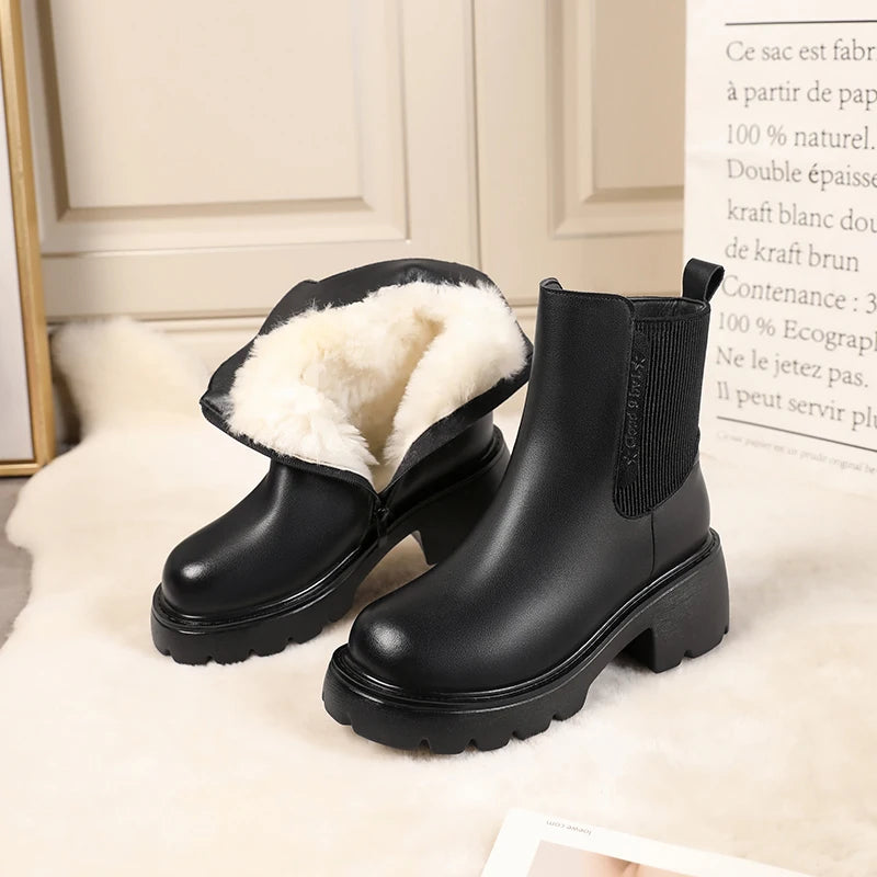 Schwarze Chelsea-Boots aus Leder mit elastischem Einsatz und warmem Wollfutter